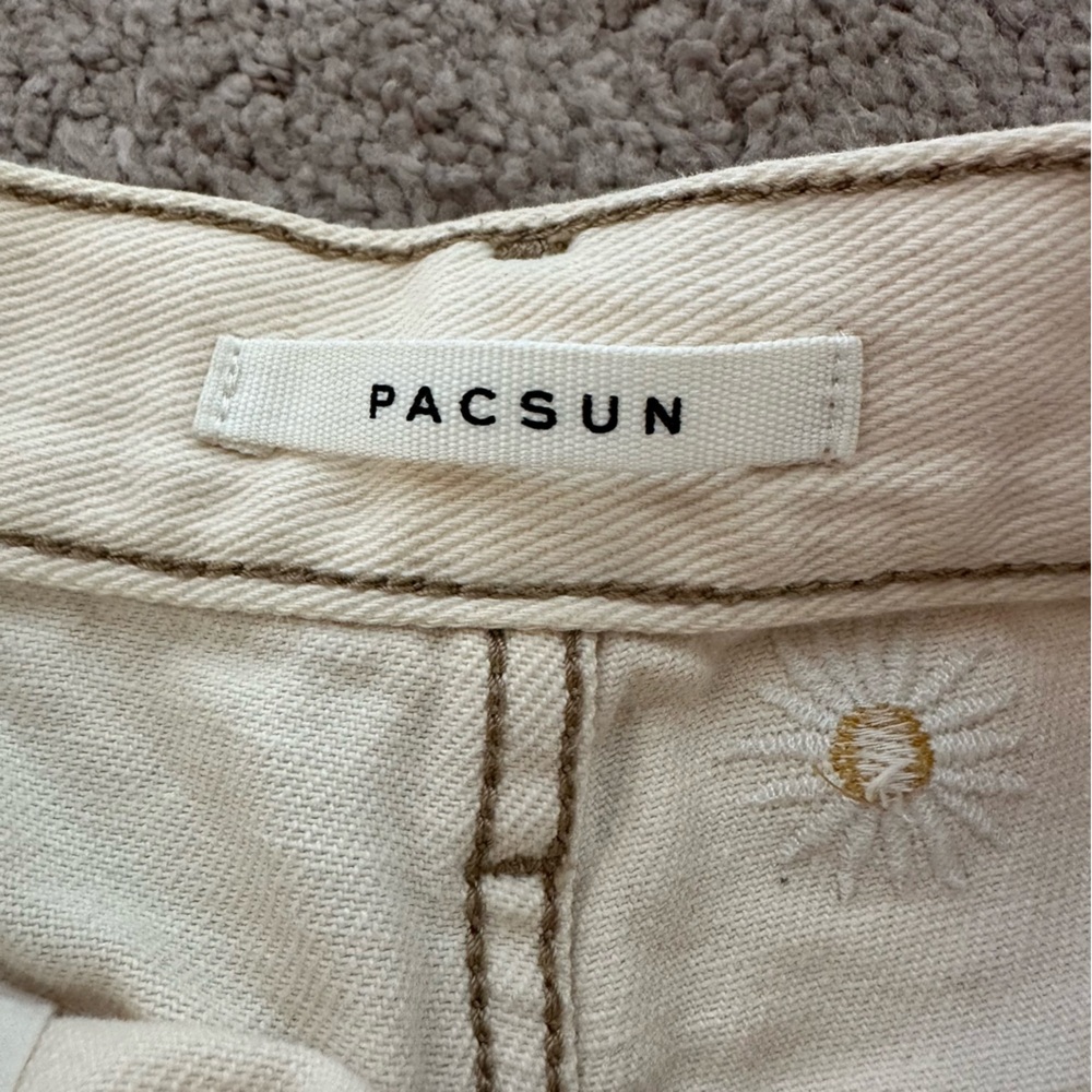 PacSun High Rise Daisy Embroidered Denim Shorts Cream Raw Hem Size 25 - Picture 8 of 11